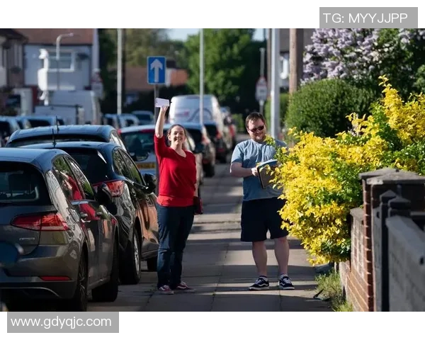 英国足球明星在街头的真实瞬间捕捉与生活点滴展现