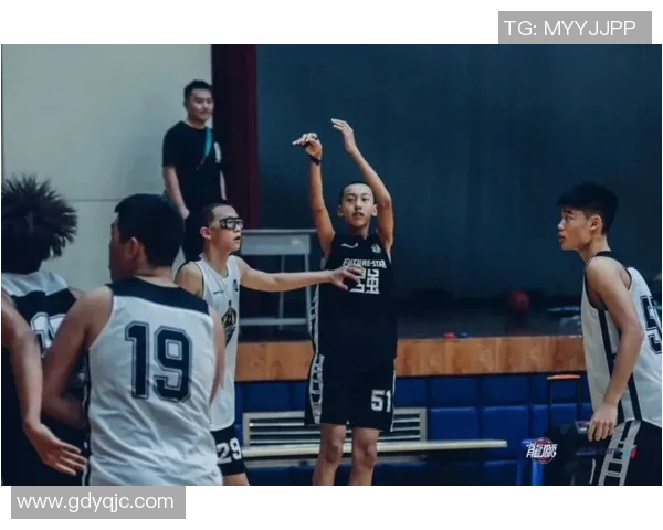 明星与篮球明星亲密合影瞬间展现友谊与热爱篮球的激情时刻
